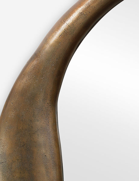 #color::brass | Close-up of the inorganic frame design on the Doreen brass organic round mirror