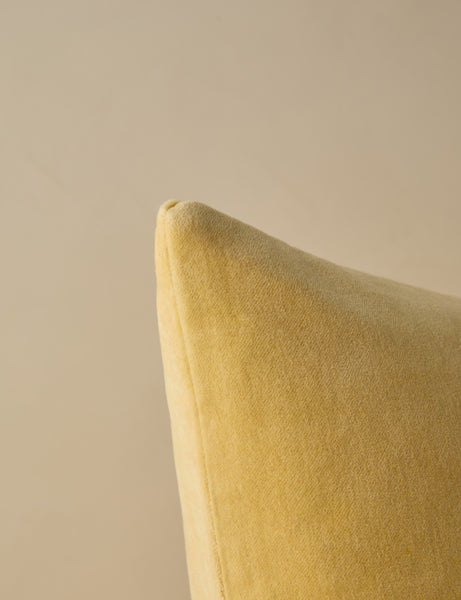 #color::buttercream #style::square #fill-type::with-feather-down-insert  #fill-type::pillow-cover-only