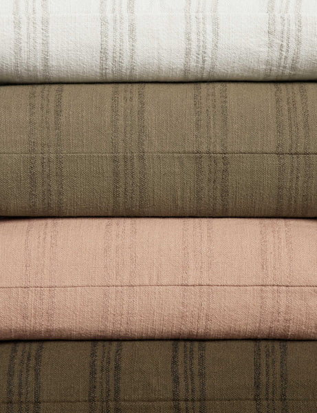 #color::thyme #color::ivory #color::olive #color::peach #style::lumbar #style::square