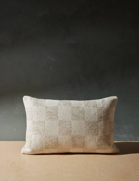 #style::lumbar #fill type::with-feather-down-insert #color::natural #fill type::pillow-cover-only