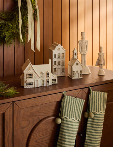 #style::chapel #style::tudor #style::brownstone