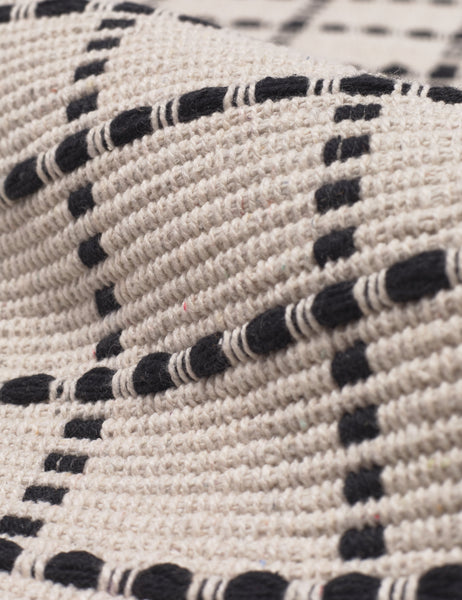 #size::1-9--x-2-10- #size::2--x-5- | Close-up of the Sebou natural and black dotted machine washable mat